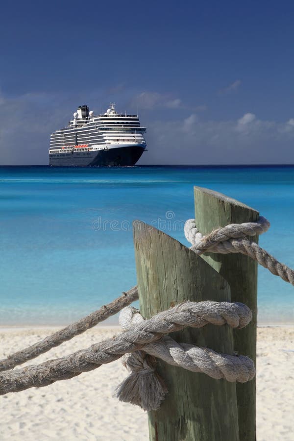 Een cruiseschip legt bij anker van een wit zand beac stock fotografie Een cruiseschip legt bij anker van een wit zand beac stock fotografie