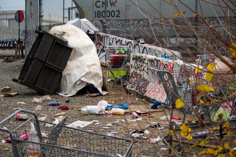 Een dakloos kamp grenst aan afval en puin bij 8100 Haskell Ave