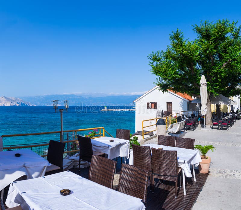 een de kustmening van het de zomerterras van traditionele Europese mediterran royalty-vrije stock foto een de kustmening van het de zomerterras van traditionele Europese mediterran royalty-vrije stock foto