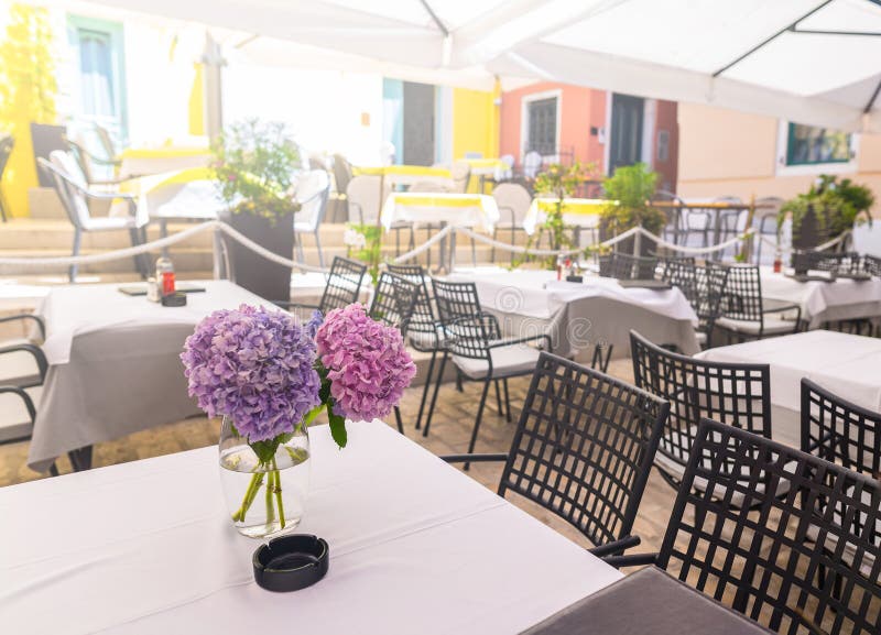 een de zomerterras van traditionele Europese mediterrane restauran stock afbeelding een de zomerterras van traditionele Europese mediterrane restauran stock afbeelding