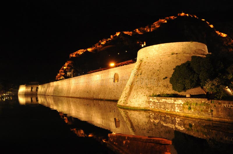 Een deel van de muur Oude Stad in Kotor bij nacht stock afbeelding Een deel van de muur Oude Stad in Kotor bij nacht stock afbeelding