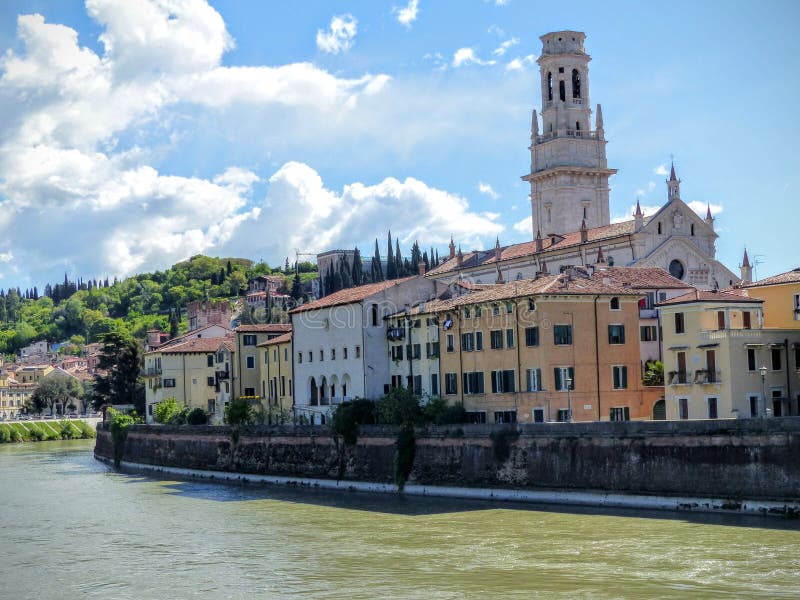 Een deel van de oude stad van Verona op de rivier, Italië royalty-vrije stock foto Een deel van de oude stad van Verona op de rivier, Italië royalty-vrije stock foto