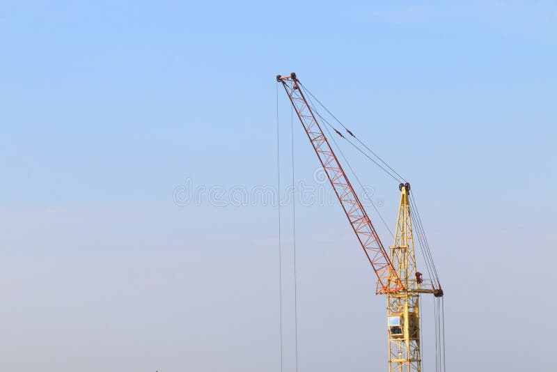 Een deel van geel stationair hijstoestel op bouwwerf stock foto's Een deel van geel stationair hijstoestel op bouwwerf stock foto's