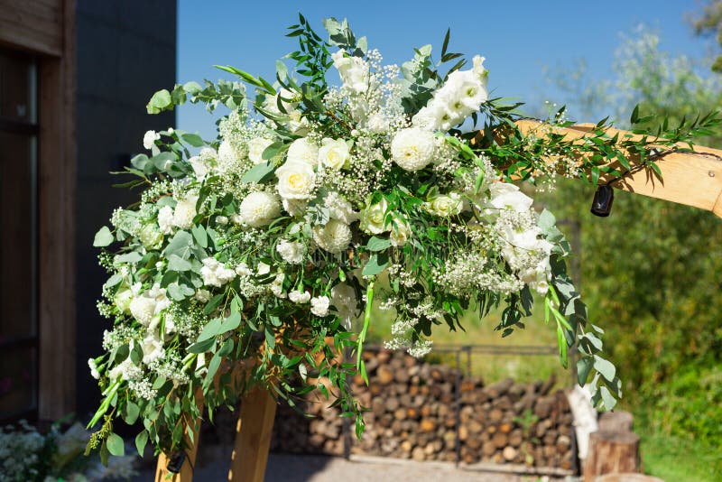 Een deel van mooie ronde die huwelijksboog met bloemen en groen dichtbij meer of rivier in openlucht wordt verfraaid, element royalty-vrije stock fotografie Een deel van mooie ronde die huwelijksboog met bloemen en groen dichtbij meer of rivier in openlucht wordt verfraaid, element royalty-vrije stock fotografie