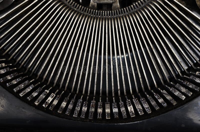 Een deel van uitstekende draagbare schrijfmachine met brieven stock afbeeldingen Een deel van uitstekende draagbare schrijfmachine met brieven stock afbeeldingen