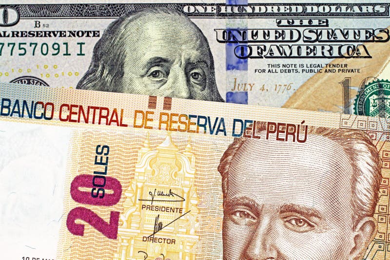 Een dicht omhoog omhoog beeld van een Peruviaans bankbiljet met een Amerikaanse honderd dollarrekening stock foto Een dicht omhoog omhoog beeld van een Peruviaans bankbiljet met een Amerikaanse honderd dollarrekening stock foto