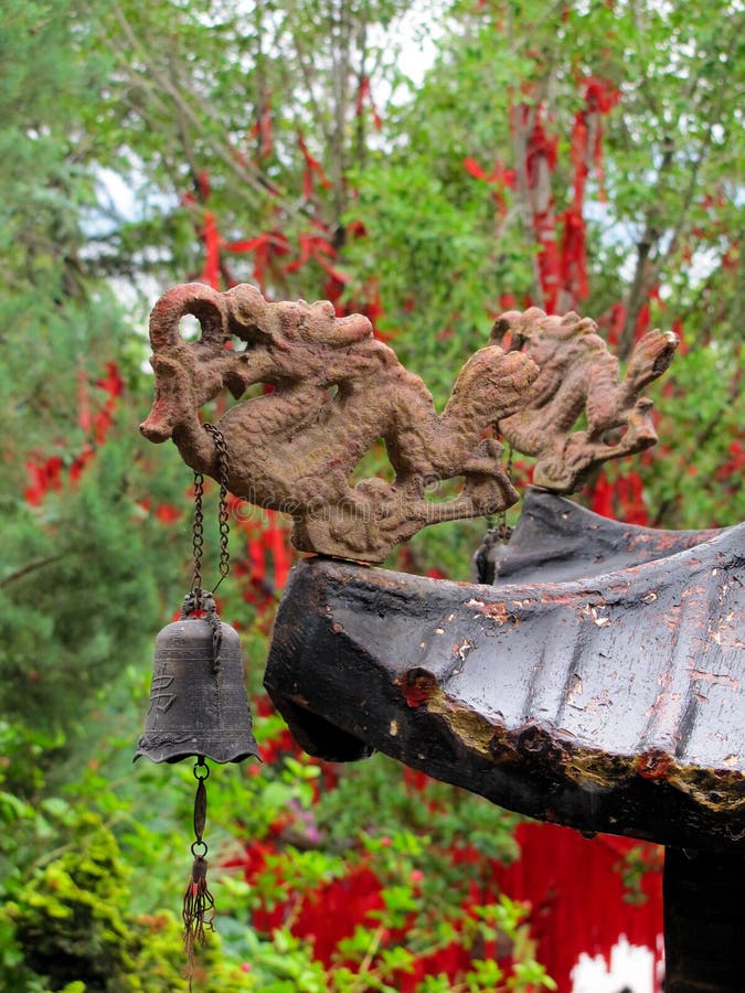 Een draak en een klok op het dak van een Chinese pagode royalty-vrije stock foto's Een draak en een klok op het dak van een Chinese pagode royalty-vrije stock foto's