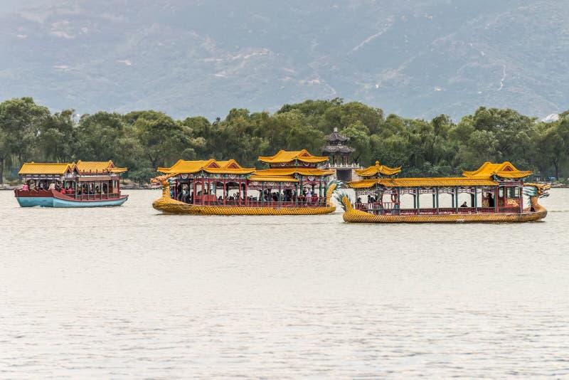 Een draakboot die op het Kunming-Meer, Peking, China reizen royalty-vrije stock afbeelding Een draakboot die op het Kunming-Meer, Peking, China reizen royalty-vrije stock afbeelding