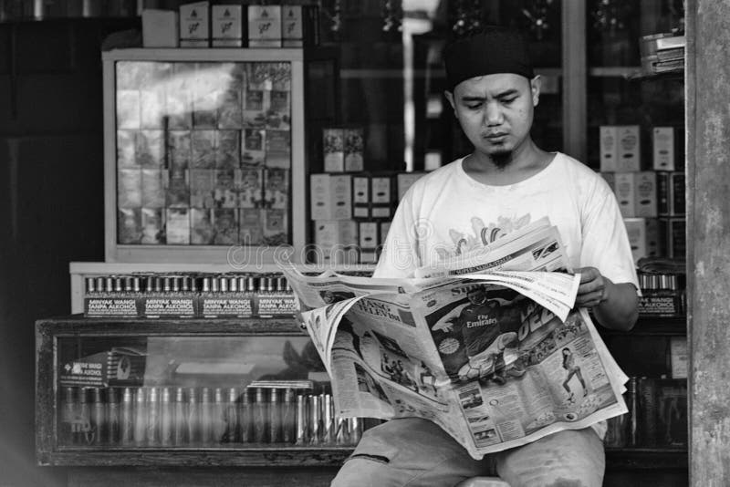 Een drugdealer die een boek voor zijn winkel las royalty-vrije stock fotografie Een drugdealer die een boek voor zijn winkel las royalty-vrije stock fotografie