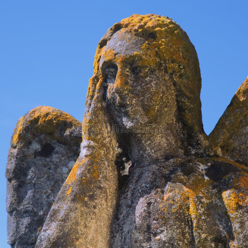 Close-up van een zeer oud, met mos begroeid stenen beeld van een prachtige engel royalty-vrije stock foto