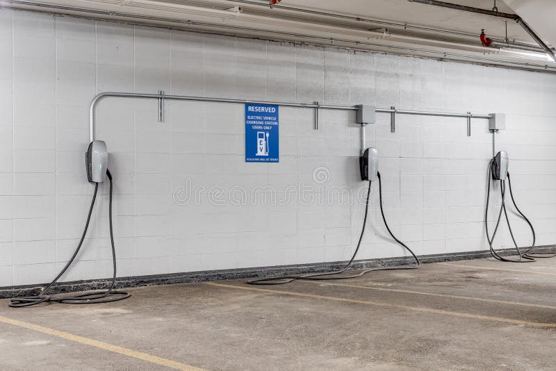 Een elektronisch laadstation voor een auto in een betonparkeergarage.