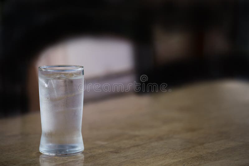 Een enkel glas water stock afbeelding Een enkel glas water stock afbeelding
