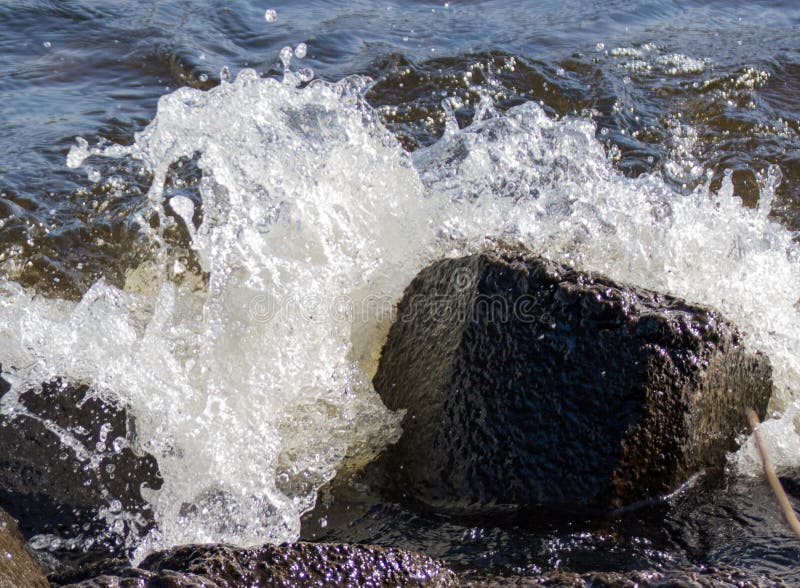 Een enkel rots in het water stock foto Een enkel rots in het water stock foto