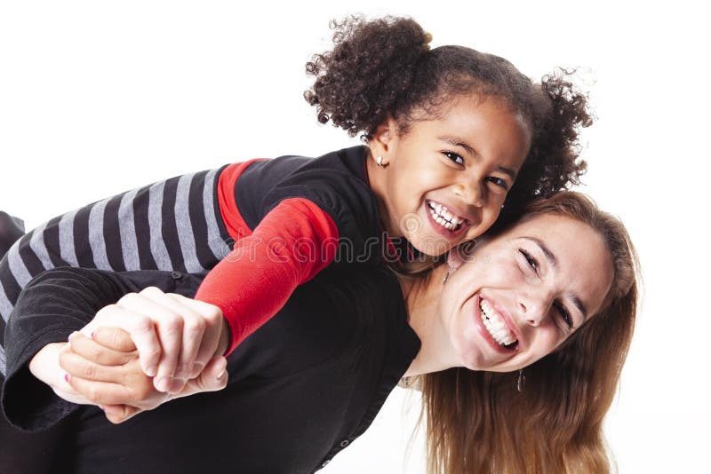 Een familiemoeder met meisjeskind het stellen op een witte studio als achtergrond stock afbeeldingen Een familiemoeder met meisjeskind het stellen op een witte studio als achtergrond stock afbeeldingen
