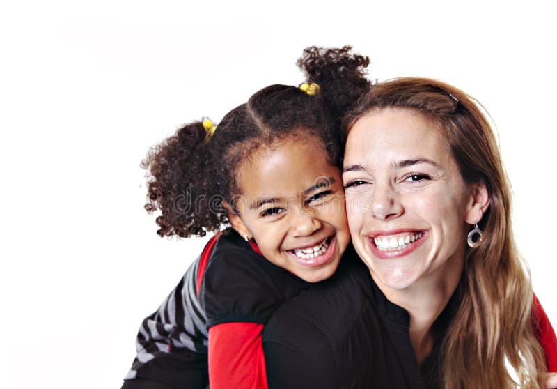 Een familiemoeder met meisjeskind het stellen op een witte studio als achtergrond stock afbeeldingen Een familiemoeder met meisjeskind het stellen op een witte studio als achtergrond stock afbeeldingen