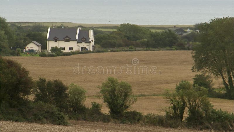 Een fatsoenlijk Iers huis op een landschap