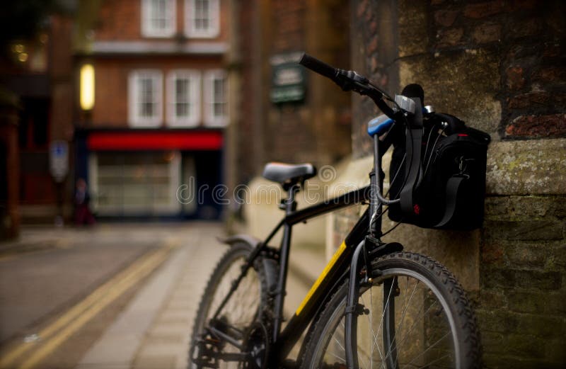 Een fiets op Universiteit van Cambridge stock fotografie Een fiets op Universiteit van Cambridge stock fotografie