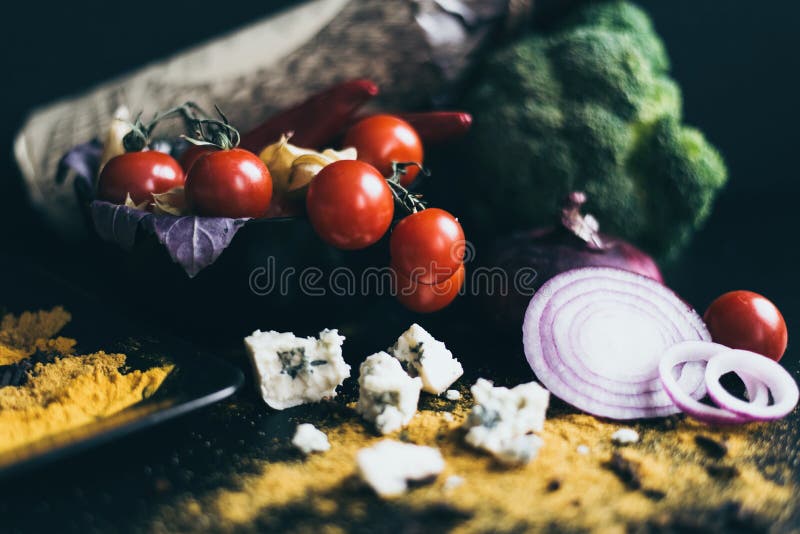 Een fles van rode wijn, heerlijke verse tomatenkers en roodgloeiende Spaanse peperpeper in een zwarte schotel die op houten ligge royalty-vrije stock fotografie Een fles van rode wijn, heerlijke verse tomatenkers en roodgloeiende Spaanse peperpeper in een zwarte schotel die op houten ligge royalty-vrije stock fotografie