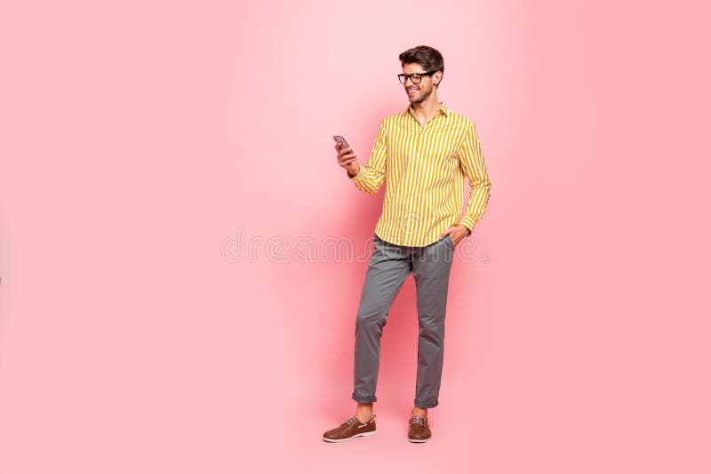 Een foto van een knappe jongen die zijn vriendin typt sms-telefoon-verslaafde persoon draagt een spektakel met een gestreepte hem