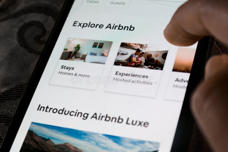 Een gebruiker die Airbnb app op een smartphone gebruiken die - reisbestemmingen onderzoeken