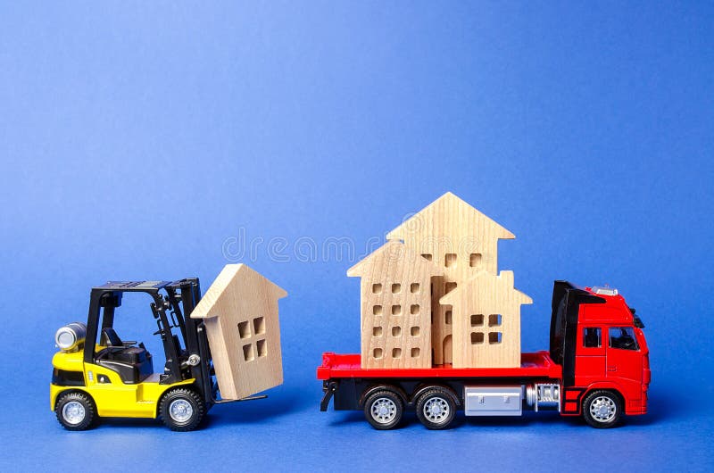 Een gele vorkheftruck laadt een huis voorkomt op een rode vrachtwagen Concept vervoer en vervoer over zee, bewegend bedrijf bouw stock foto's Een gele vorkheftruck laadt een huis voorkomt op een rode vrachtwagen Concept vervoer en vervoer over zee, bewegend bedrijf bouw stock foto's