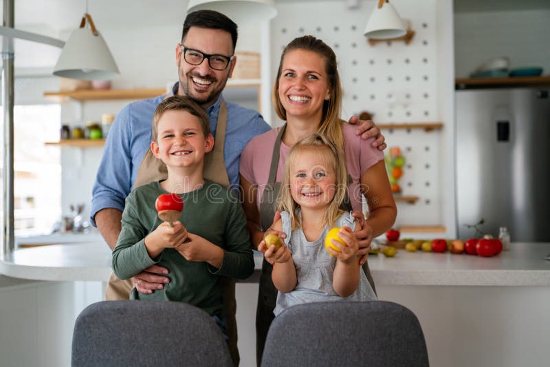 Een gelukkig gezin dat gezond voedsel samenbrengt in de keuken