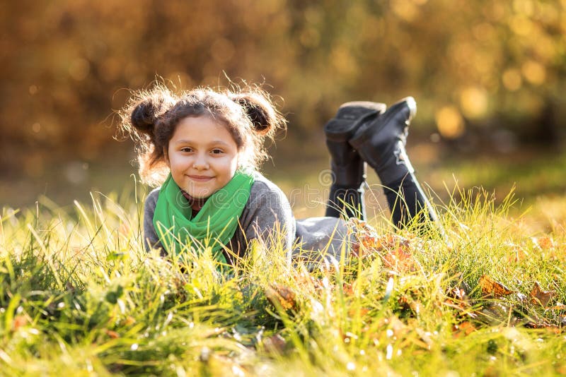 Een gelukkig meisje loopt in het de herfstbos stock fotografie Een gelukkig meisje loopt in het de herfstbos stock fotografie