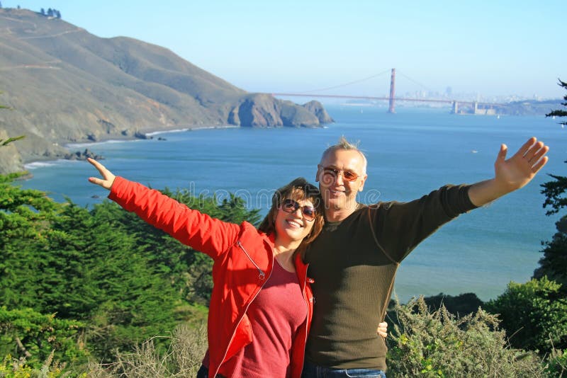 Een gelukkig paar in SF, de Gouden Brug van de Poort royalty-vrije stock foto Een gelukkig paar in SF, de Gouden Brug van de Poort royalty-vrije stock foto