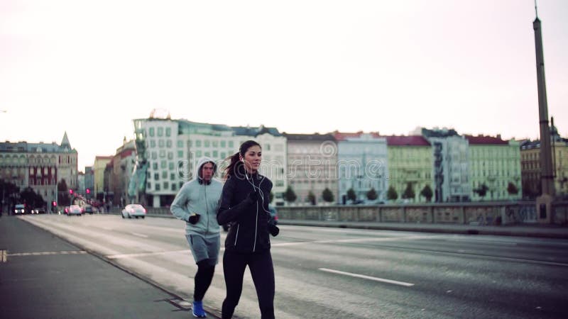 Een geschikt paar die in openlucht op de straten van de stad van Praag lopen Langzame Motie