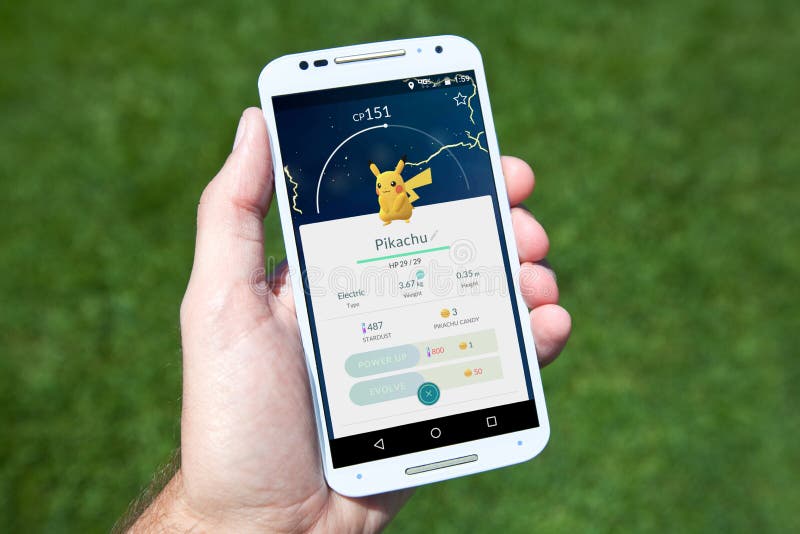 Een Gevangen Pikachu in Pokemon GAAT stock afbeeldingen Een Gevangen Pikachu in Pokemon GAAT stock afbeeldingen