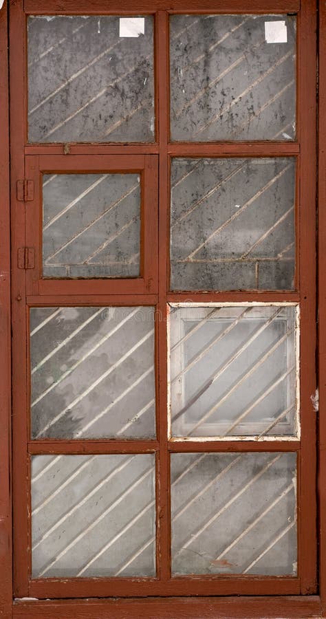 Een geïsoleerd ouderwets venster van een oud huis met bevroren glas en houten kader op het wit stock foto's Een geïsoleerd ouderwets venster van een oud huis met bevroren glas en houten kader op het wit stock foto's