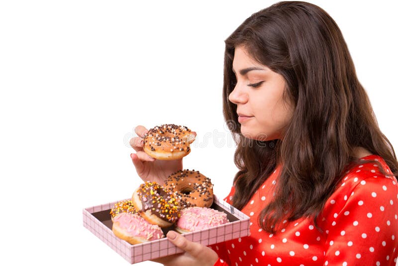 Een geïsoleerd schot van een mooie Kaukasische vrouw die doughnut eten royalty-vrije stock fotografie Een geïsoleerd schot van een mooie Kaukasische vrouw die doughnut eten royalty-vrije stock fotografie