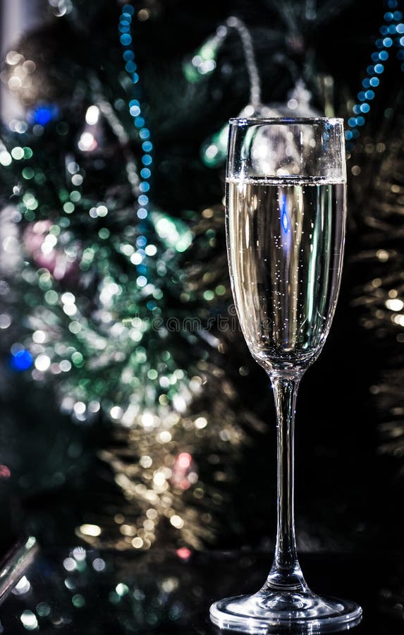 Een glas champagne onder de Kerstboom royalty-vrije stock afbeelding Een glas champagne onder de Kerstboom royalty-vrije stock afbeelding
