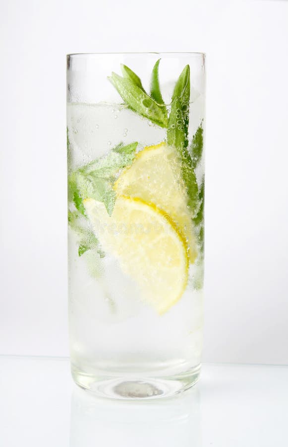 Een glas van mojitococktail stock foto's Een glas van mojitococktail stock foto's