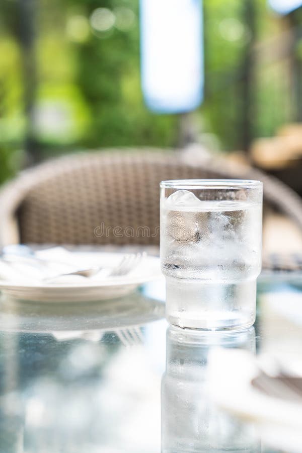 Een glas water op lijst stock fotografie Een glas water op lijst stock fotografie