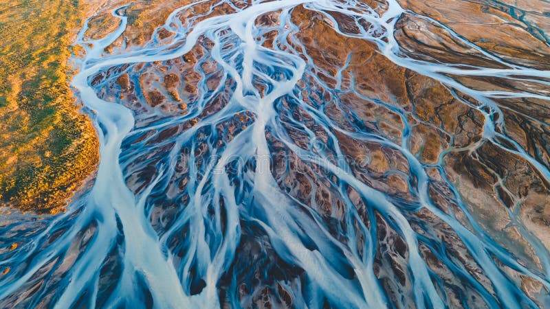 Een gletsjerrivieren van bovenaf. luchtfoto van de rivierstromen van ijslandse gletsjers. mooie kunst van de moedernatuur