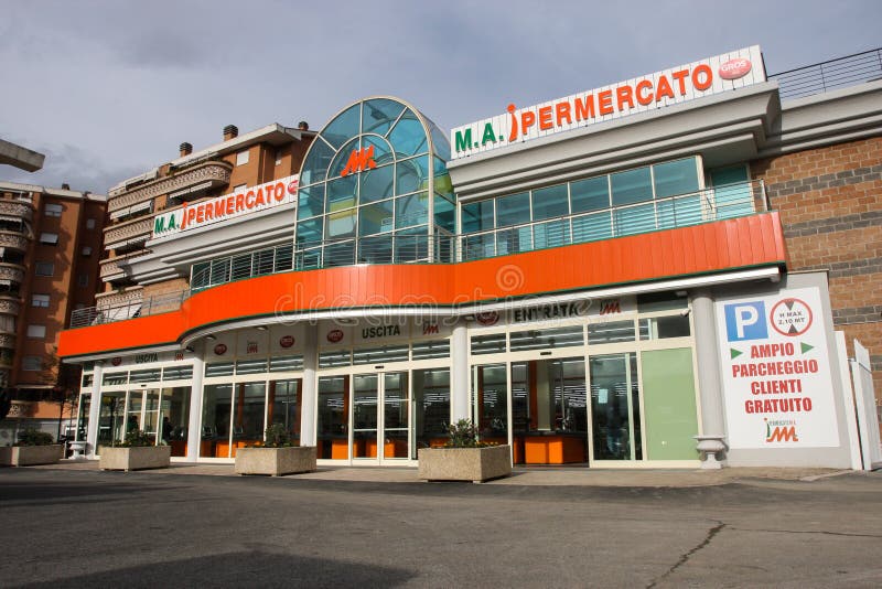 Een Gloednieuwe Supermarkt Buitenvoorgevel Mooie Oude Vensters in Rome ( Italië) Redactionele Stock Foto - Image of industrie, rome: 47059278
