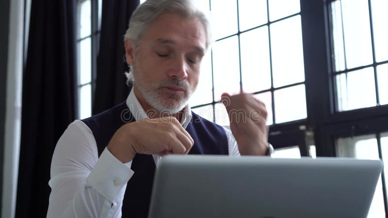 Een griekse man die werkt op een laptop. volwassen man in een elegant pak