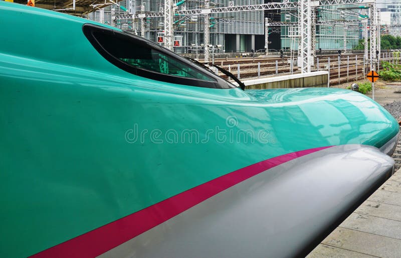 Een groene de hoge snelheidsultrasnelle trein van Reekse5 Shinkansen royalty-vrije stock foto Een groene de hoge snelheidsultrasnelle trein van Reekse5 Shinkansen royalty-vrije stock foto