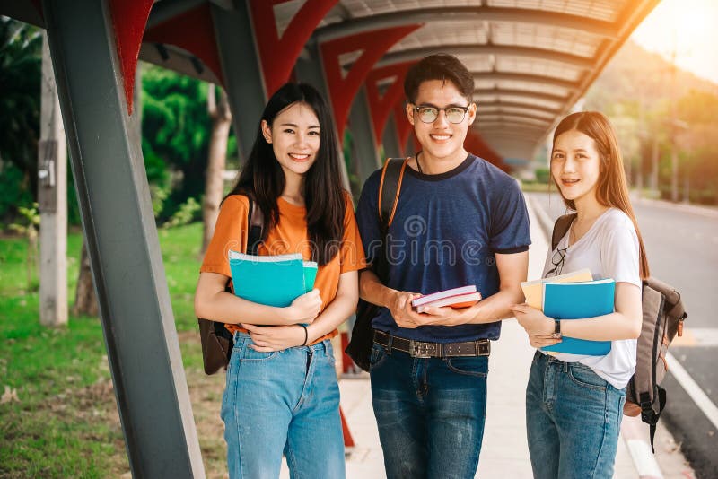 Een groep jongelui of tiener Aziatische student op universiteit royalty-vrije stock afbeelding Een groep jongelui of tiener Aziatische student op universiteit royalty-vrije stock afbeelding