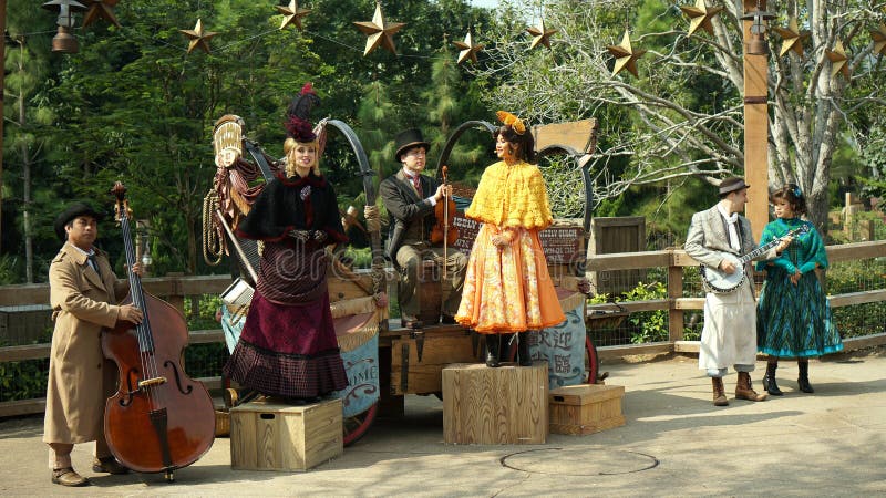 Een groep zangers die in Hong Kong Disneyl presteren royalty-vrije stock fotografie Een groep zangers die in Hong Kong Disneyl presteren royalty-vrije stock fotografie