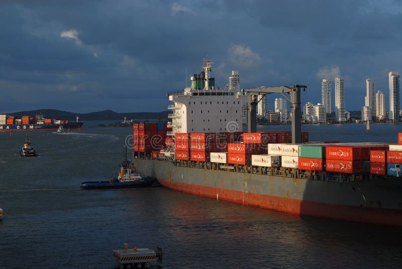 Een groot Containerschip die zacht aan een dok bij de Haven van Cartagena worden geduwd royalty-vrije stock afbeelding Een groot Containerschip die zacht aan een dok bij de Haven van Cartagena worden geduwd royalty-vrije stock afbeelding