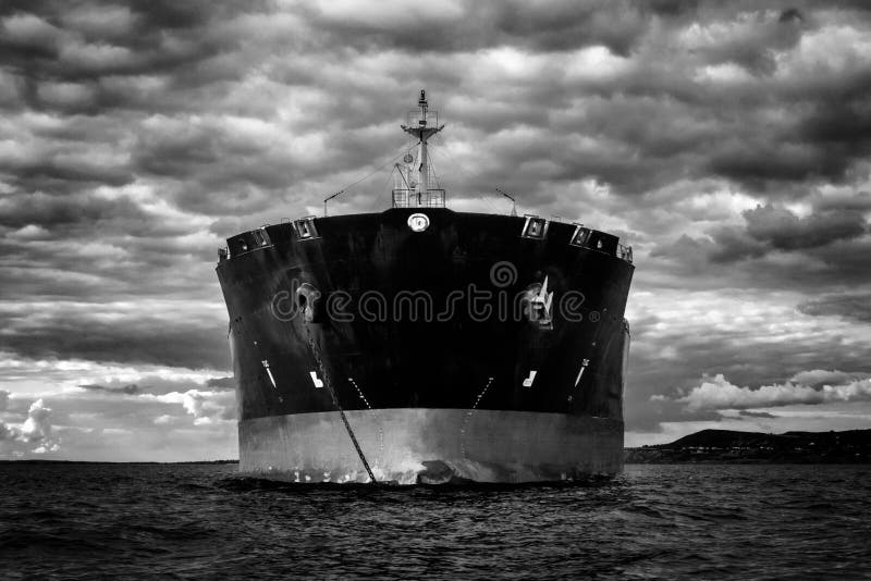 Een groot schip boeg in zwart - wit uit zee stock fotografie