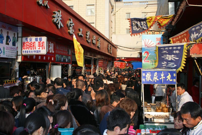 Een grote menigte bij een straat van de snackmarkt op een officiële feestdag in China royalty-vrije stock afbeeldingen Een grote menigte bij een straat van de snackmarkt op een officiële feestdag in China royalty-vrije stock afbeeldingen