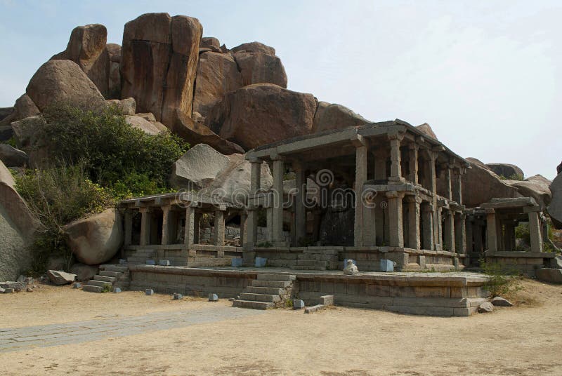 Een grote monolithische Nandi-stier op het oostelijke eind van de Hampi-Bazaar, Hampi, Karnataka Heilig Centrum stock afbeelding Een grote monolithische Nandi-stier op het oostelijke eind van de Hampi-Bazaar, Hampi, Karnataka Heilig Centrum stock afbeelding