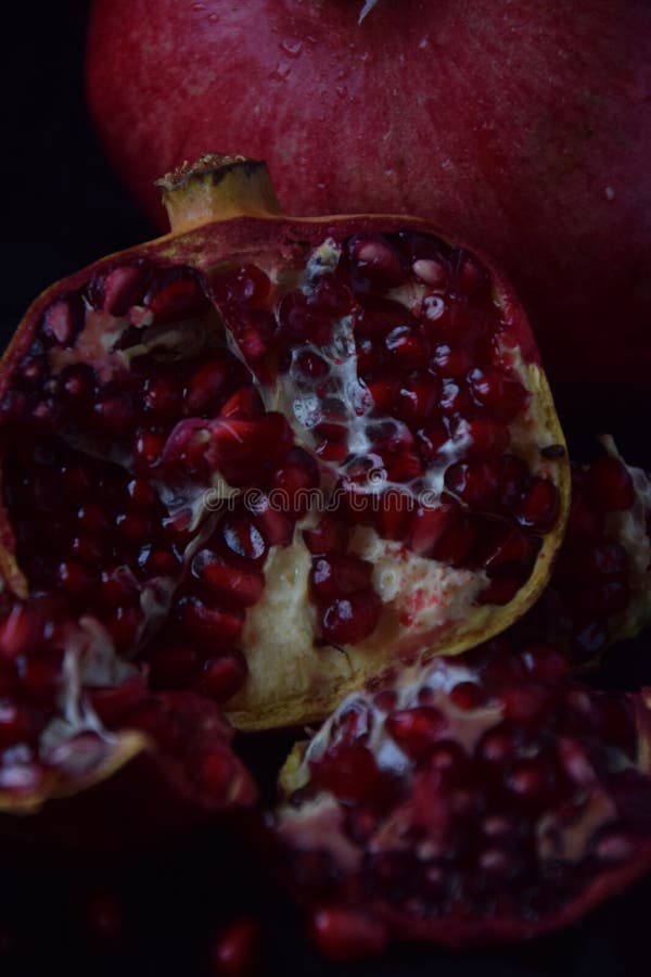Een grote rijpe rode granaatappel en de helft royalty-vrije stock fotografie Een grote rijpe rode granaatappel en de helft royalty-vrije stock fotografie