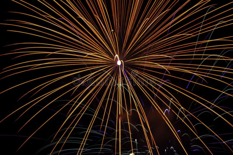 Een grote uitbarsting van Vuurwerk op Onafhankelijkheidsdag stock afbeeldingen Een grote uitbarsting van Vuurwerk op Onafhankelijkheidsdag stock afbeeldingen