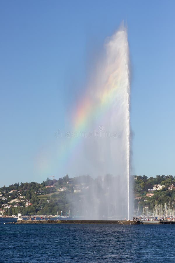 Een halve regenboog met grote fontein in het meer van Genève stock foto Een halve regenboog met grote fontein in het meer van Genève stock foto