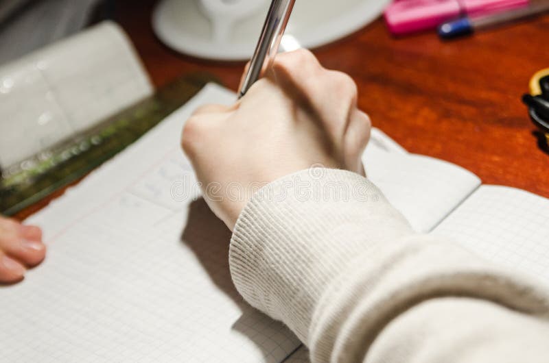 Een hand die met een pen schrijven stock foto's Een hand die met een pen schrijven stock foto's