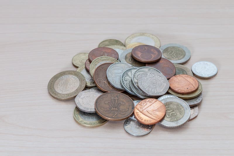 Een handvol muntstukken van verschillende landen, kleur, waardigheid en grootte stock foto Een handvol muntstukken van verschillende landen, kleur, waardigheid en grootte stock foto